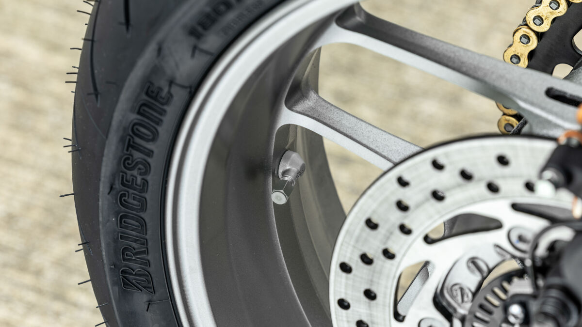 Bei der Bereifung herrscht Einigkeit innerhalb der Tracer-9-GT-Familie: 120/70 ZR 17 M/C (58W) vorn, 180/55 ZR 17 M/C (73W) hinten. In beiden Fällen schlauchlos und von Bridgestone – und ganz hervorragend mit den Bikes harmonierend