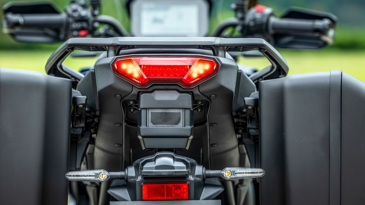 Gesehen? Zwischen Rücklicht und Kennzeichenhalter sitzt bei der Tracer 9 GT+ der Heckradar und beobachtet den rückwärtigen Verkehr. Sollte sich ein anderer Verkehrsteilnehmer im toten Winkel der Yamaha bewegen oder sich rasant nähern, warnt das System den Fahrer per Symbol im Rückspiegel