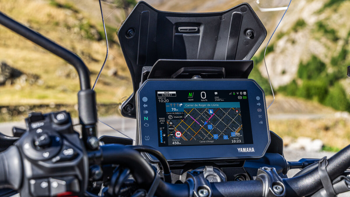 Das neue TFT-Farbdisplay in vertrauter Größe (7 Zoll) versorgt den Fahrer der Tracer 9 GT und GT+ mit opulent aufbereiteten Infos. Über die Garmin LinkBox kann die Kartennavigation Motorize kostenlos genutzt und nahezu bildschirmfüllend dargestellt werden