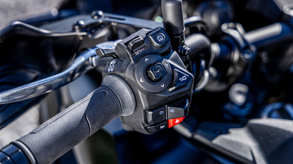 Blick aufs linke Bedienelement der Yamaha Tracer 9 GT: Der Kupplungshebel verrät, dass es sich hierbei um ein Basismodell mit Fußschaltung handelt. Bei den Y-AMT-Modellen (ab 17.249,-- Euro) fällt dieses Relikt weg: Das automatisierte Getriebe wechselt die Gänge automatisch oder per Schaltwippe am Lenker