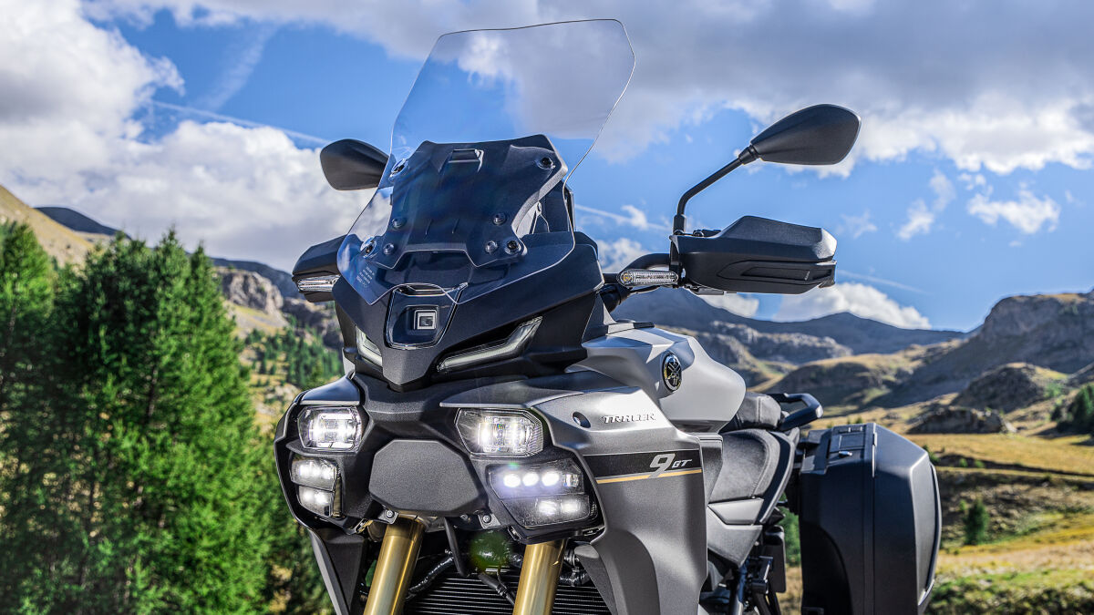 Der Windschild der neuen Tracer 9 GT und GT+ ist serienmäßig elektrisch einstellbar. Auf Tastendruck fährt er bis zu 100 mm in die Höhe und sorgt für angenehme Ruhe hinter der großen Scheibe. Darunter: die großartige, optisch sehr präsente Matrix-LED-Scheinwerfereinheit