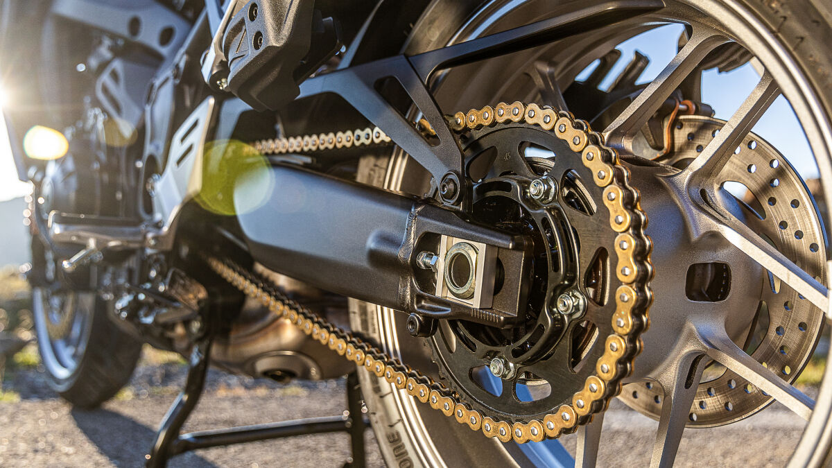 Es ist nicht alles Gold, was glänzt – zahlt sich aber trotzdem aus: Der Tracer 9 GT+ spendiert Yamaha eine wartungsarme Antriebskette von DID (Daido Kogyo). Die Rollen haben eine diamantähnliche Beschichtung. Das erhöht die Lebensdauer und verbessert die Leichtlaufeigenschaften, versichert Yamaha