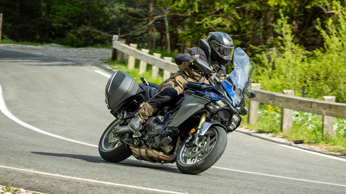 Hurtig auf großer Fahrt: Das elektronische Fahrwerk macht die Tracer 9 GT+ und ihre Schwester ohne Radar (GT) zu großartigen Kilometerfressern. Die Höchstgeschwindigkeit gibt Yamaha mit 218 km/h an, den Durchschnittsverbrauch mit 5,0 Litern