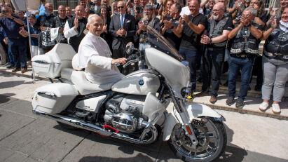 „Göttliche“ BMW R 18 Transcontinental – Papstsignatur trifft Perlmuttlack
