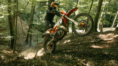 KTM 300 EXC Hardenduro 2026: Updates für Fahrwerk und Kühlung