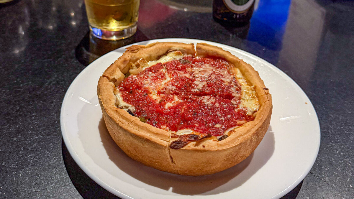 Unbedingt probieren: die Bowl-artigen Pizzen in Chicago. Der Boden der Deep Wish Pizza wird zu einer Schale mit hohem Rand geformt und mit Käse, Tomaten und Wurst gefüllt