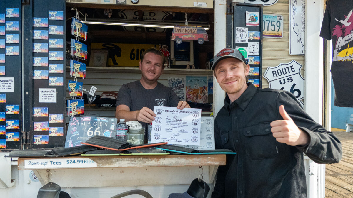 Souvenir am Santa Monica Pier – am Kiosk „66-to-Cali“ gibt es für kleines Geld das offizielle „End of the Trail“-Zertifikat für die Route-66-Bezwinger