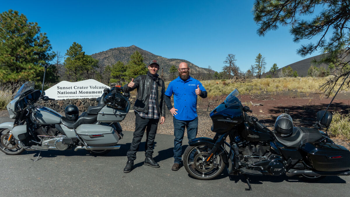 Stopp am Schlackenkegel – Vulkane? In den USA? Oh ja. Der Sunset Crater im Norden Arizonas bringt es auf eine Höhe von 2.451 m. Er liegt auf dem Colorado-Plateau. Daumen hoch für ein paar gemeinsame Tage: Eric und Dylan