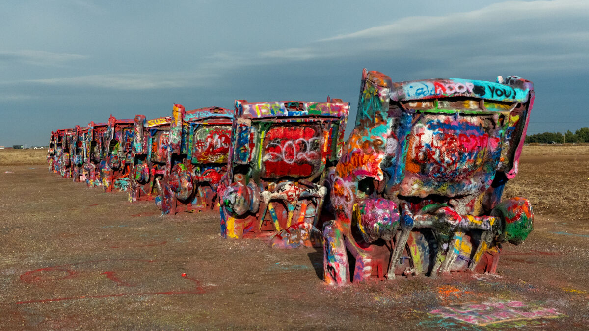 Lebendiges Kunstwerk: Die in den Boden gestopften Karosserien ändern ständig ihr Äußeres – Sprayer sind ausdrücklich willkommen auf der Cadillac Ranch