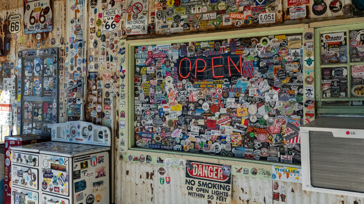 Wer über die Route 66 fährt, verewigt sich gern. Zahlreiche Stopps sind übersät mit Aufklebern
