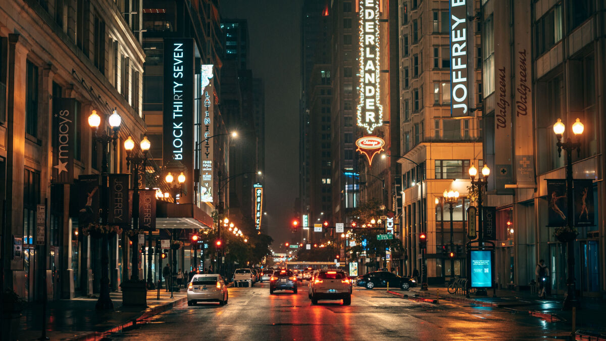 Lichtermeer Randolph Street – Eine der Verkehrsadern Chicagos. Und berühmt für den Randolph Street Market im West Loop, ein riesiger Vintage- und Design-Flohmarkt