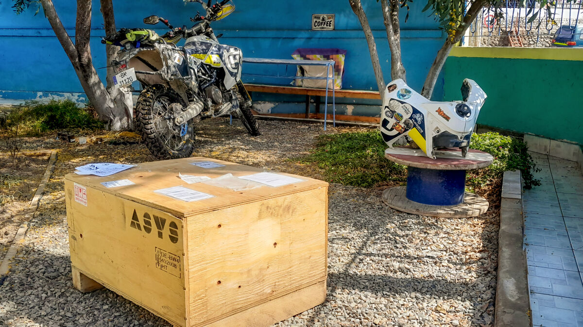 Da ist das Ding, endlich, nach über 8 Wochen mit nur einem Motorrad wird’s Zeit, dass wir Jolene wieder zum Laufen bekommen
