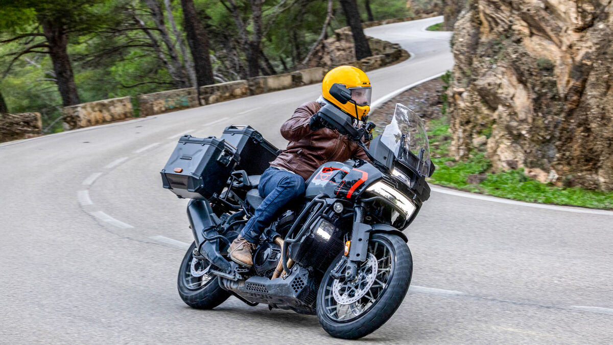 Drei Farbkombinationen hat Harley-Davidson für die Pan America 1250 Limited angemischt: Dark Billiard Gray (Standard, im Foto) sowie White Onyx Pearl und Olive Steel Metallic (jeweils plus 500 €)