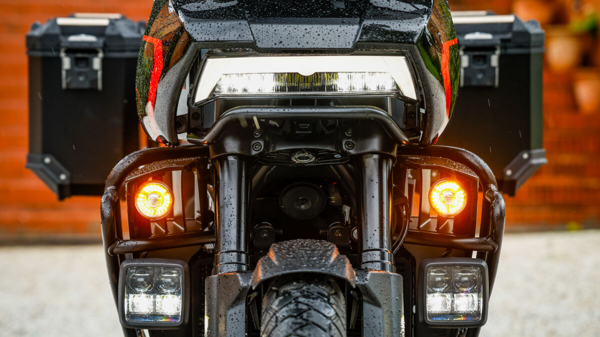 Pan-Am-Fans wissen: Die Blinker sehen aus wie farbige Zusatzscheinwerfer. Die befinden sich aber eine Etage tiefer und sind bei der Harley-Davidson Pan America 1250 Limited serienmäßig an Bord