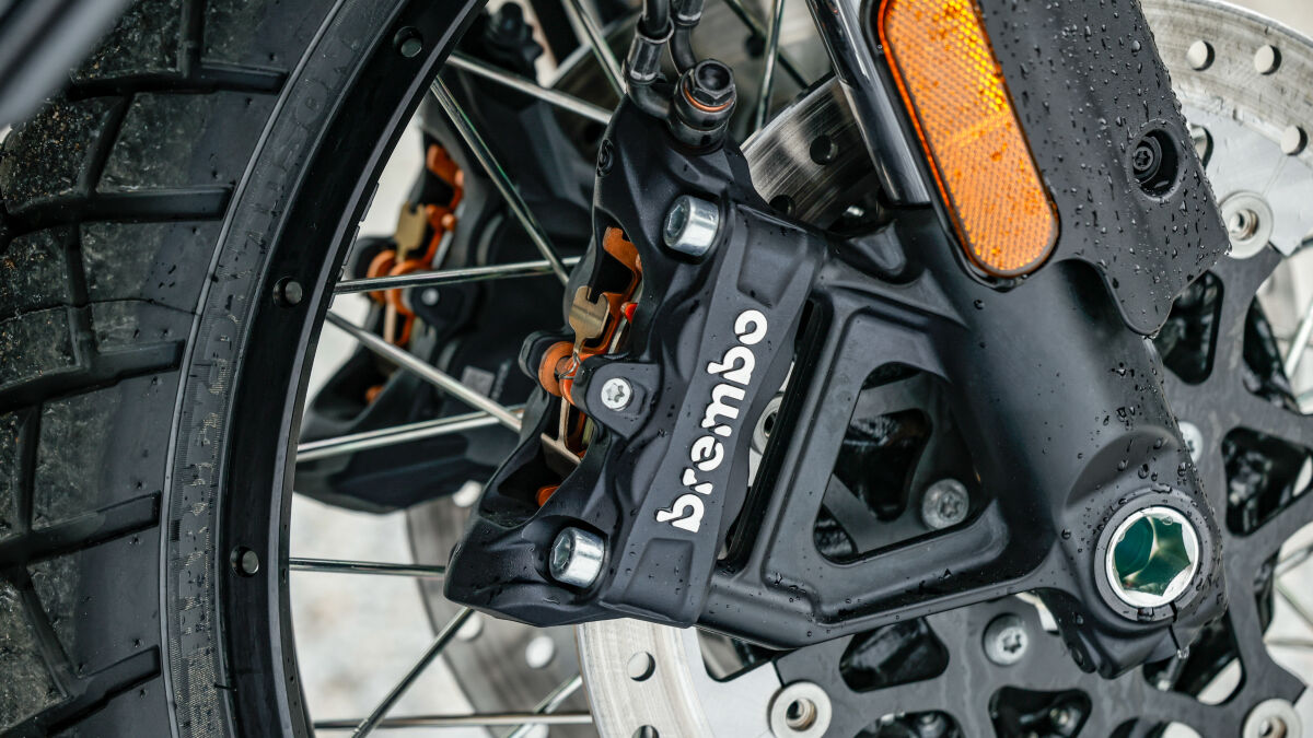 Die kann auch morgen noch kraftvoll zubeißen: Vorn verzögert die Harley-Davidson Pan America 1250 Limited mit radial montierten Vierkolben-Monoblock-Festsattelbremsen, hinten kommt eine Einkolben-Schwimmsattelbremse zum Einsatz