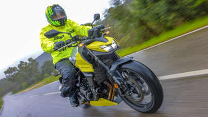 Honda CB750 Hornet mit E-Clutch – Regenfahrt