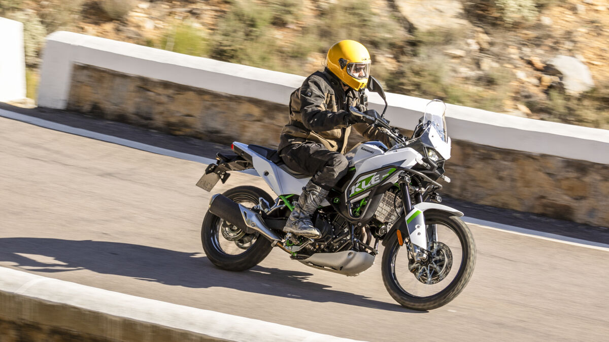 Wo geht es hier zur nächsten Düne? Die Kawasaki KLE500 SE sieht aus, als wolle sie direkt zur Startlinie der Dakar Rally rollen. De facto performed sie auf der Straße besser