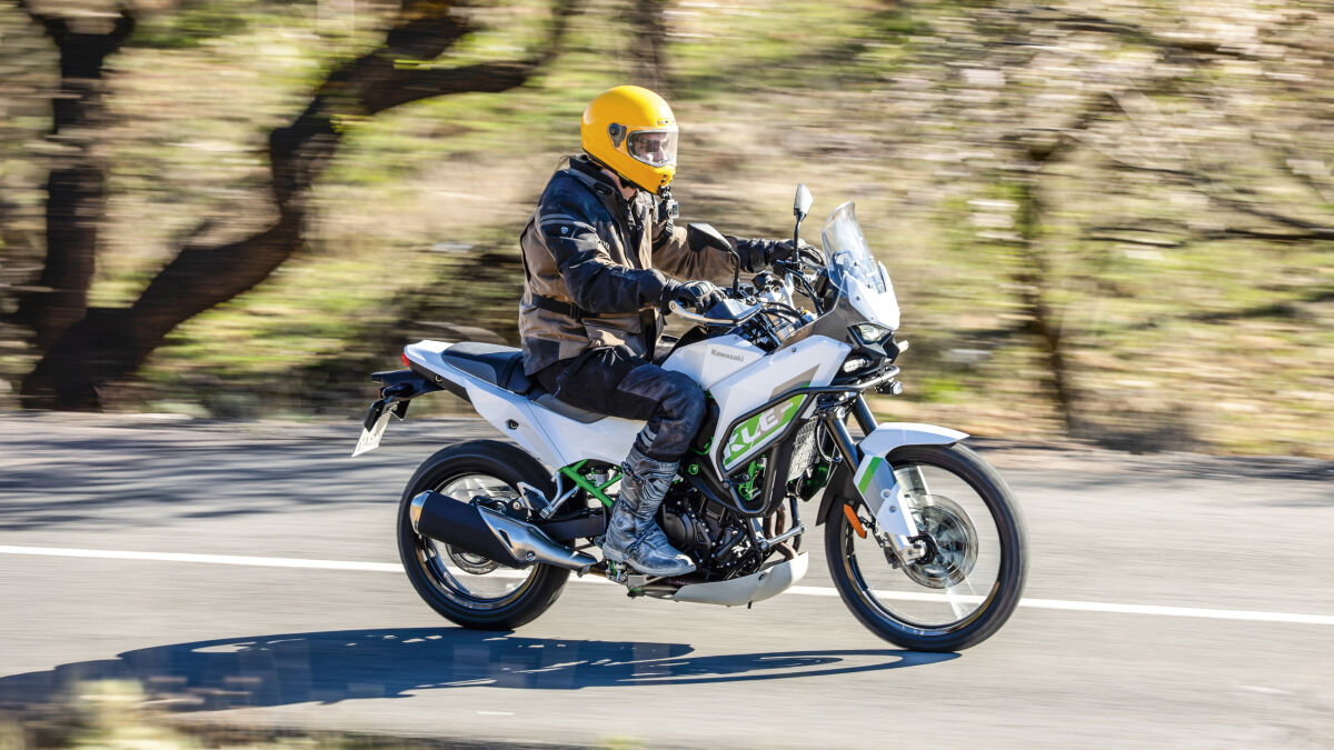 Sieht plausibel aus, die Proportion Fahrer/Maschine, oder? Dabei ist der Kerl hinterm Lenker 1,95 m groß. Das beweist: Die Kawasaki KLE500 SE passt für die unterschiedlichsten Körpermaße