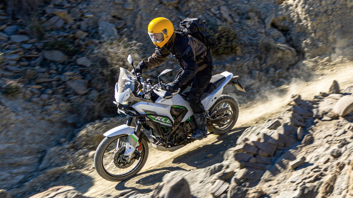 Die KLE500 und die Himalayan treten in einer Gewichtsklasse an. Fahren im Stehen klappt auf beiden Bikes bestens, die höchsten Federwege im Vergleich bietet die Kawasaki