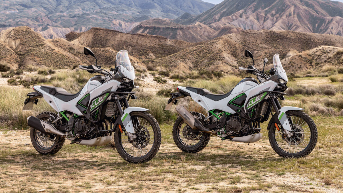 Wir präsentieren: die Kawasaki KLE500 SE mit (rechts) und ohne aufpreispflichtigem Akrapovič-Endtopf
