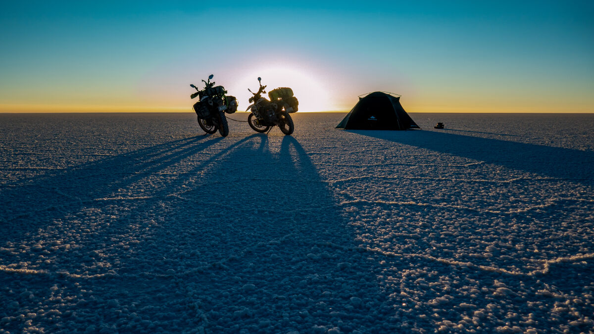Guten Morgen Uyuni, wir sind ganz schön durchgefroren und lassen uns langsam beim Sonnenaufgang aufwärmen