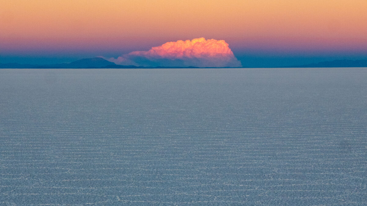 Die Uyuni erstreckt sich in manchen Richtungen scheinbar bis ins Unendliche und erfüllt uns mit einem überwältigenden Gefühl grenzenloser Freiheit