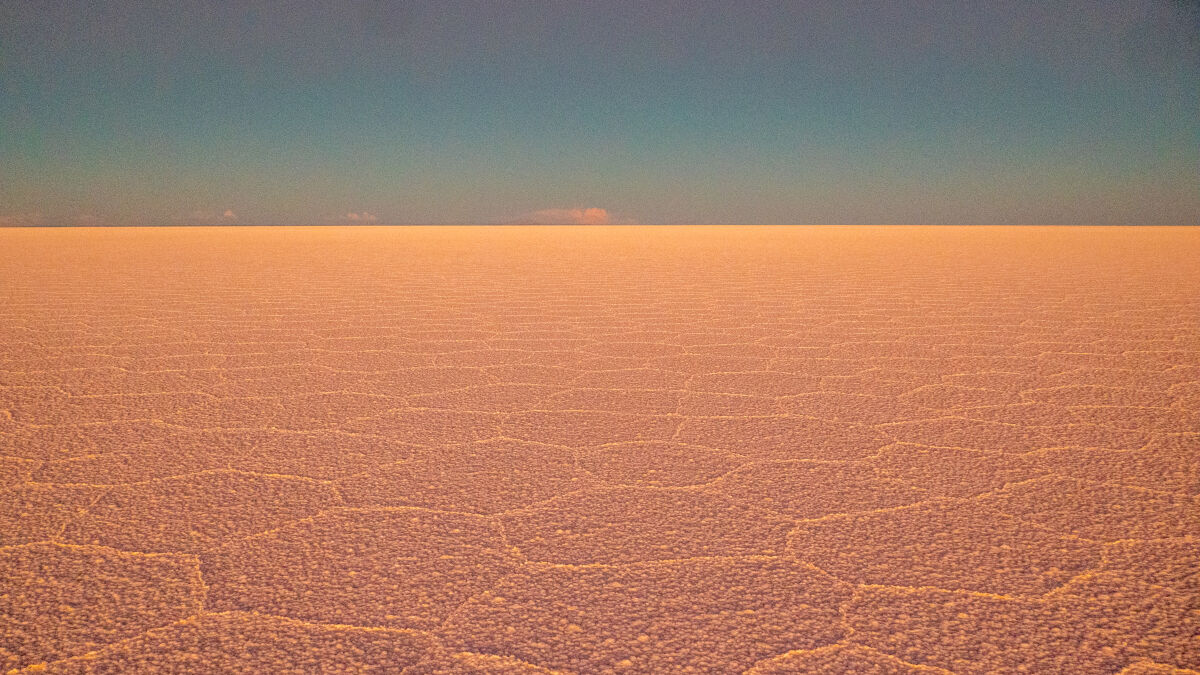 Ewige Weite. Wir fühlen uns wahnsinnig frei und sind total beeindruckt. In manche Richtungen sieht die Uyuni unendlich aus