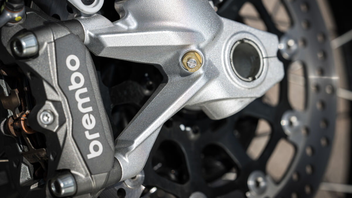 Die Vierkolben-Bremszange von Brembo gehört zur Oberklasse und liefert auch bei hohem Tempo exakte Rückmeldung