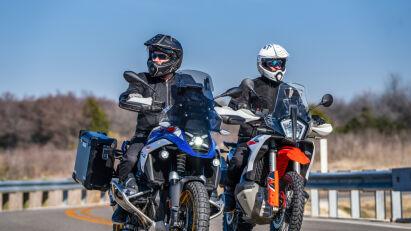Sena Outlander Motorradhelm – zwei unterschiedliche Farben (Mattschwarz und Glanzweiß)