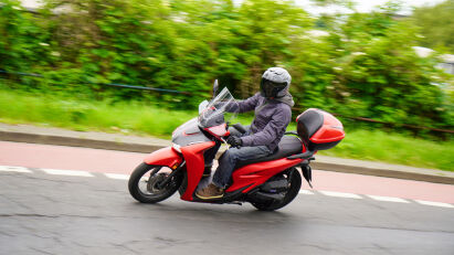 Honda SH125i auf der Straße
