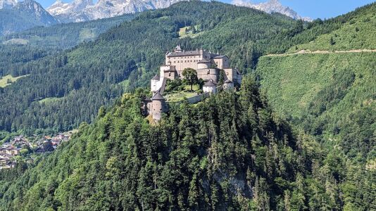 Haus Biechl mit Blick auf die Burg Hohenwerfen